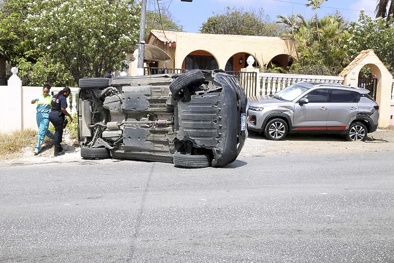 Auto kantelt na botsing op Sto. Domingoweg in Willemstad (Picture by: extra.cw)