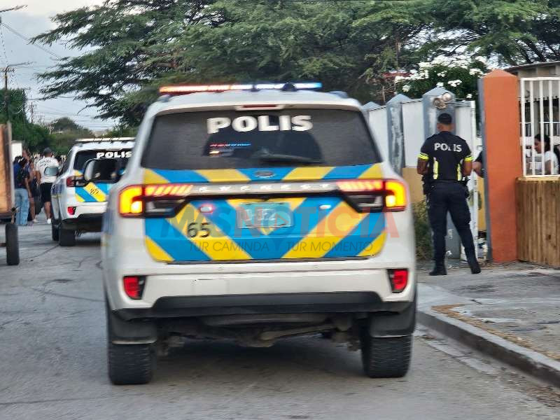 Bewoners Edisonstraat confronteren brommerrijders na overlast (Picture by: masnoticia.com)