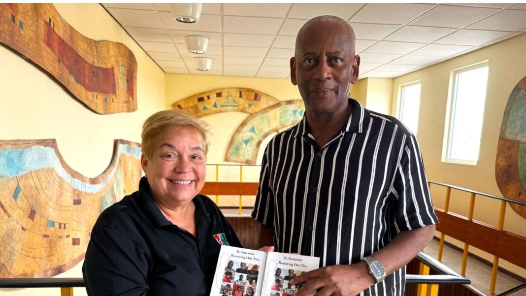 Biblioteca Nacional ontvangt exemplaren van boek over St. Eustatius (Picture by: 24ora.com)
