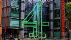 Channel 4 schrapt 340 banen in grootste reorganisatie ooit Channel 4 schrapt 340 banen voor einde 2025 in grootste reorganisatie uit zijn geschiedenis (Picture by: ichef.bbci.co.uk)