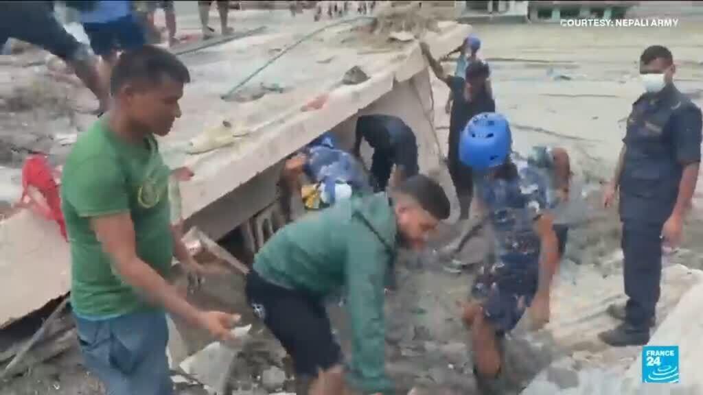 Chinese man levend gered uit tunnel in Nepal, tien dagen na verwoestende vloed (Picture by: s.france24.com)