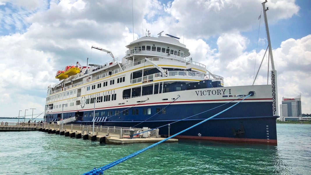 Cruiseschip als drijvend hotel bij Sint-Eustatius tijdens herdenking First Salute 250 (Picture by: nu.cw)