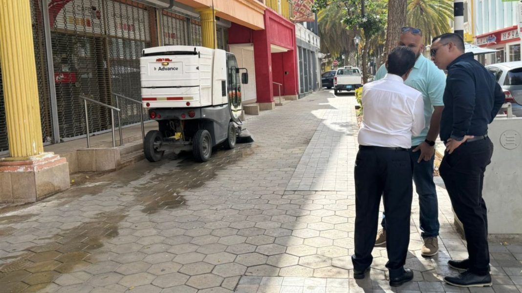 DOW test reinigingsmachine op hoofdstraat Oranjestad (Picture by: pubble.cloud)