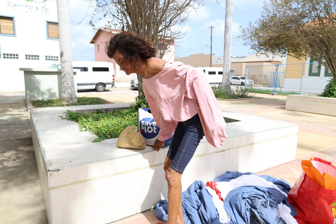 Dakloze vrouw op Aruba wacht vergeefs op verslavingshulp (Picture by: 24ora.com)