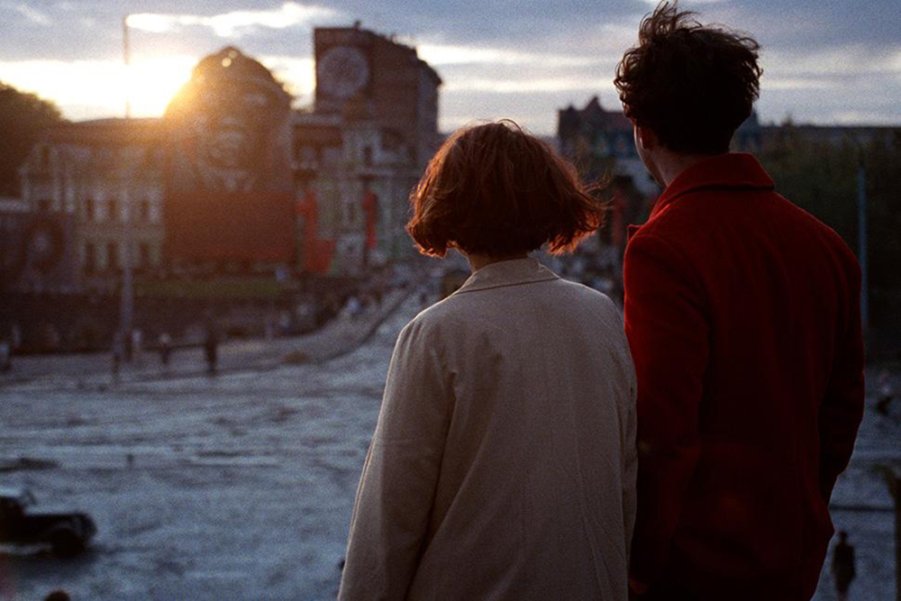 Dau recensie: Khrzhanovsky’s filmexperiment indrukwekkend van afstand 'Dau' recensie: Ilya Khrzhanovsky's grootschalig filmexperiment blijft indrukwekkender van een afstand (Picture by: variety.com)