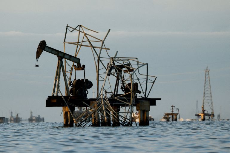 VS-Venezuela olie-deal: lagere benzineprijzen? De VS slurpt Venezolaanse olie op, maar dalen de brandstofprijzen daardoor? (Picture by: aljazeera.com)