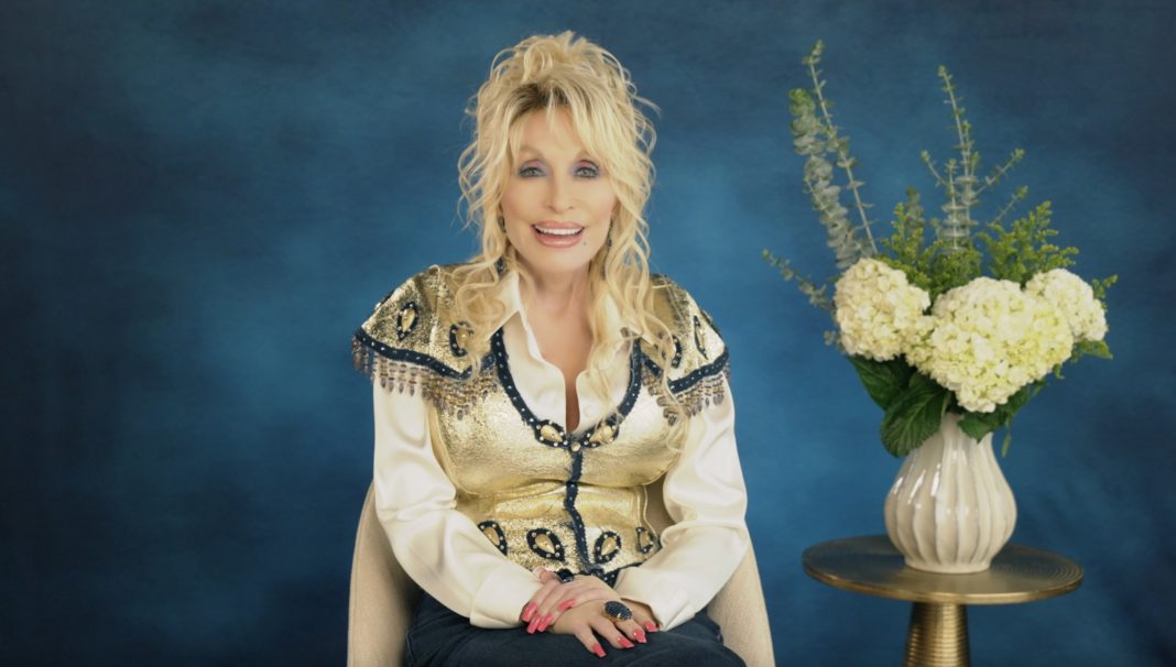 Dolly Parton aanvaardt Americana Award postuum op video Dolly Parton aanvaardt Americana Award postuum in video opgenomen vóór haar dood: 'I Will Always Love You' (Picture by: variety.com)