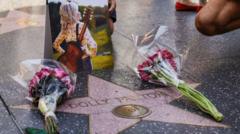 Dolly Parton krijgt nieuwe ster op Hollywood Walk of Fame Dolly Parton krijgt nieuwe ster op Hollywood Walk of Fame na vandalisme (Picture by: ichef.bbci.co.uk)