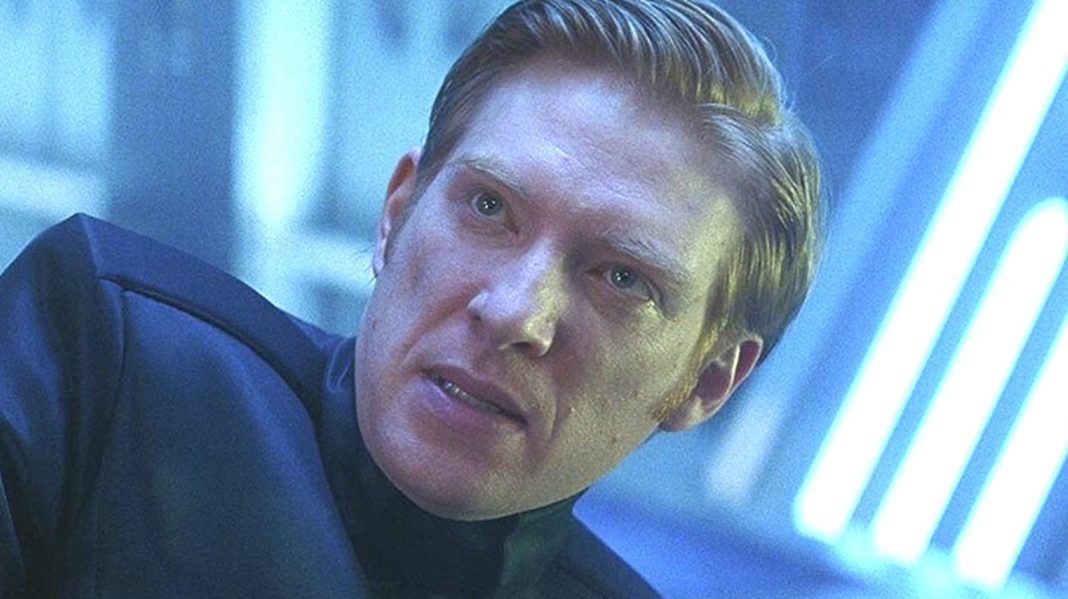 Domhnall Gleeson over dood Hux in Rise of Skywalker Domhnall Gleeson over de dood van Admiraal Hux in The Rise of Skywalker (Picture by: slashfilm.com)