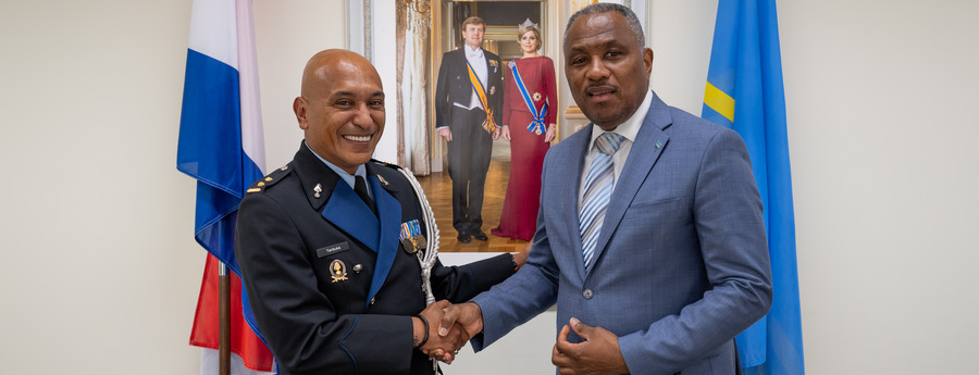 Dowers ontvangt nieuwe KMar-commandant voor veiligheidsoverleg (Picture by: noticiacla.com)