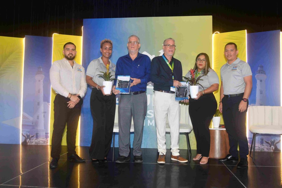 Drie vastgoedpioniers ontvangen eerste Cornerstone Awards Aruba (Picture by: 24ora.com)
