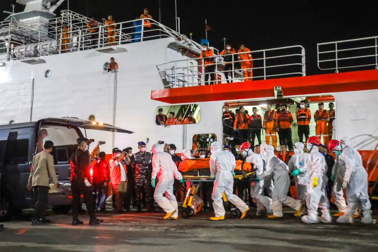 Duikers vinden drie lichamen na kapseizen veerboot Indonesië, 126 mensen nog vermist (Picture by: aljazeera.com)