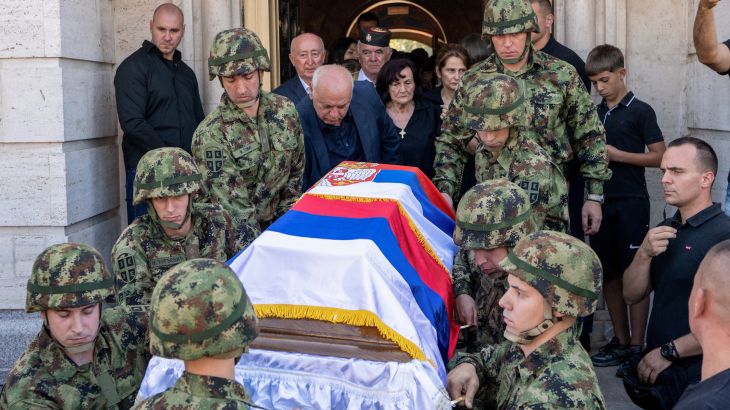Duizenden aanwezig bij begrafenis oorlogsmisdadiger Ratko Mladić in Servië (Picture by: aljazeera.com)
