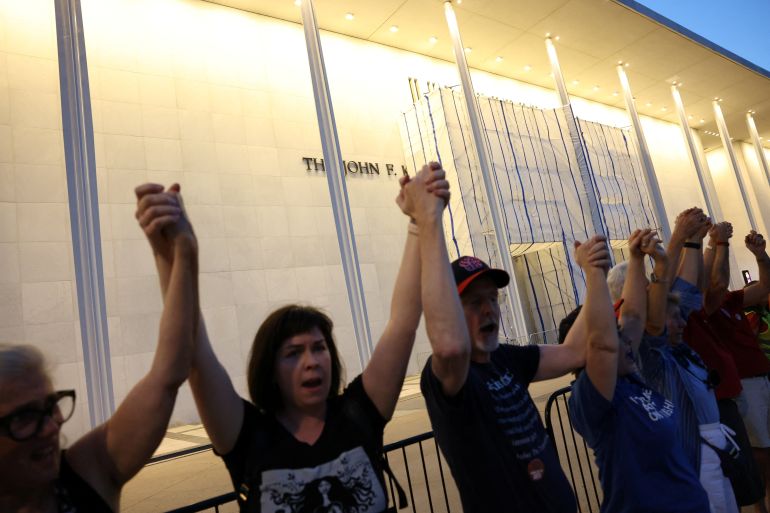 Duizenden vormen mensenketen rond Kennedy Center om sluiting te protesteren (Picture by: aljazeera.com)