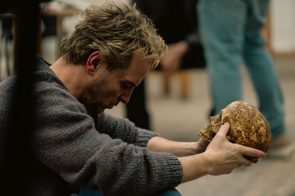 'Elsinore' review: Andrew Scott ontroert als Ian Charleson, de 'Chariots of Fire'-ster die Hamlet speelde terwijl hij aan aids leed (Picture by: variety.com)