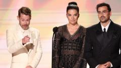 Emmy’s 2025: Eerbetoon aan Catherine O’Hara en meer Emmy's 2025: Macaulay Culkin en Schitt's Creek-cast eren de overleden Catherine O'Hara (Picture by: ichef.bbci.co.uk)