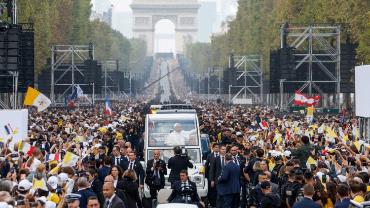 Enorme menigten juichen paus Leo XIV toe bij openluchtmis op Place de la Concorde (Picture by: aljazeera.com)