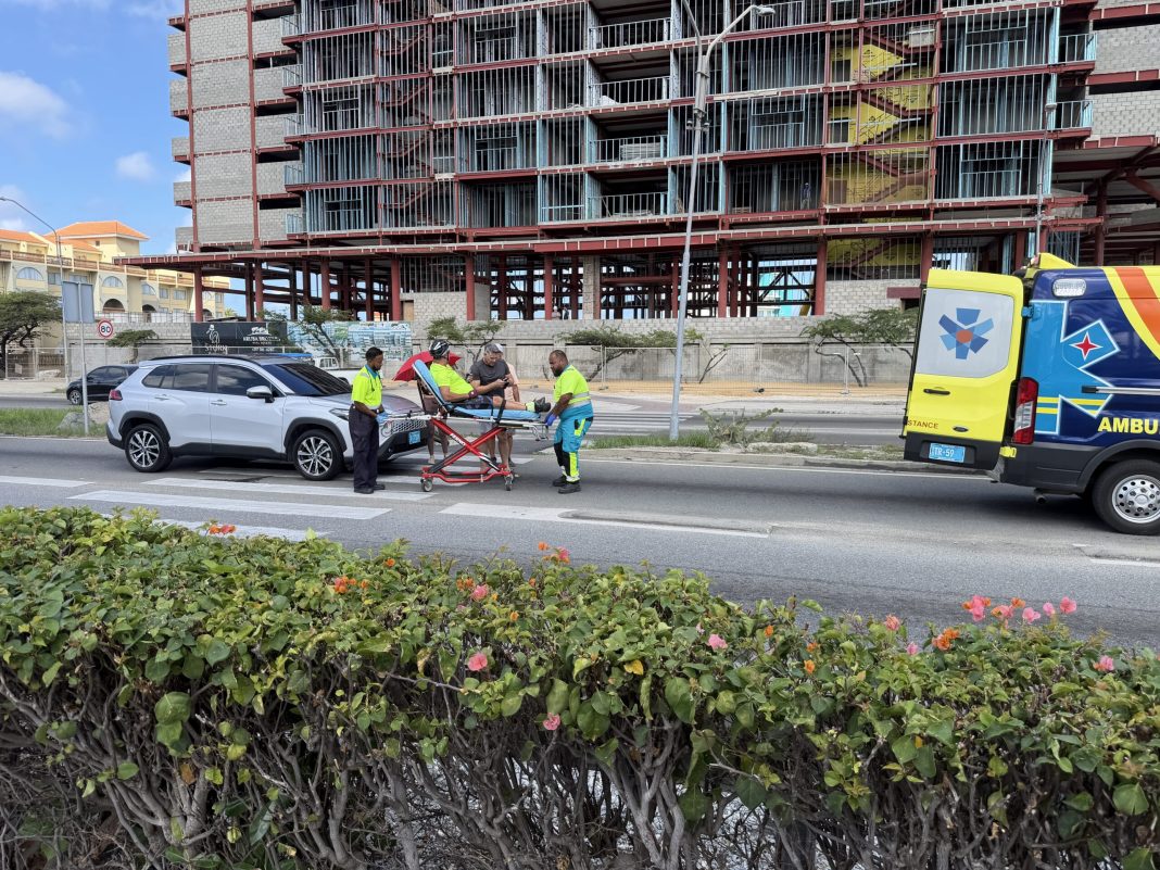 Fietser aangereden op zebrapad in Noord, Aruba (Picture by: 24ora.com)