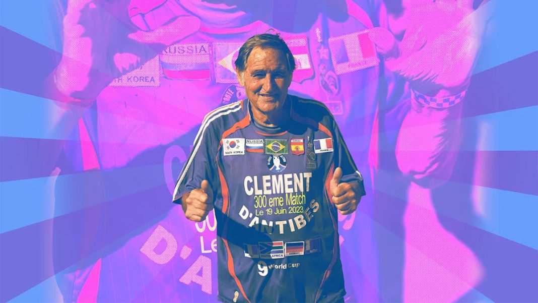 Franse voetbalfan Clement D’Antibes volgt tien wereldkampioenschappen Franse voetbalfan Clement D'Antibes volgt tien wereldkampioenschappen (Photo by: yimg.com)