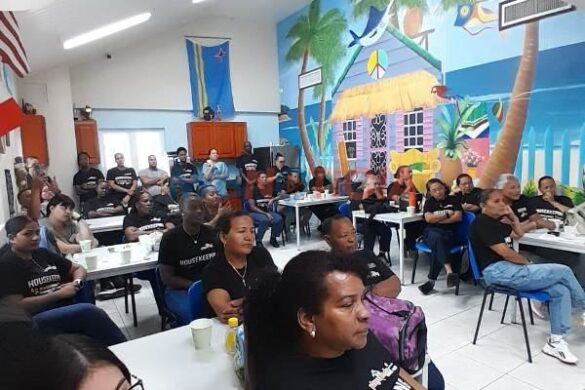 Fundacion Lanta Papiamento geeft presentatie over Papiamento bij Playa Linda (Picture by: masnoticia.com)