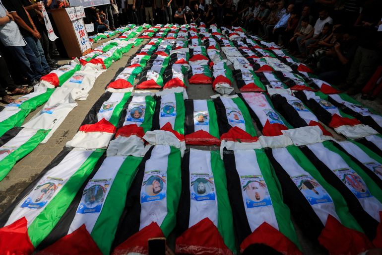 Gaza houdt massabegrafenis voor 100 Palestijnen teruggevonden onder puin in Zeitoun (Picture by: aljazeera.com)