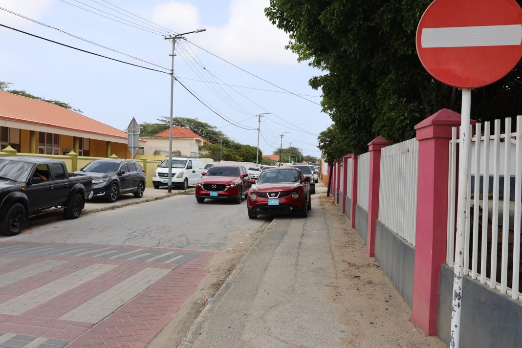Geparkeerde voertuigen op trottoirs belemmeren schoolkinderen Geparkeerde voertuigen op trottoirs belemmeren schoolkinderen (Picture by: 24ora.com)