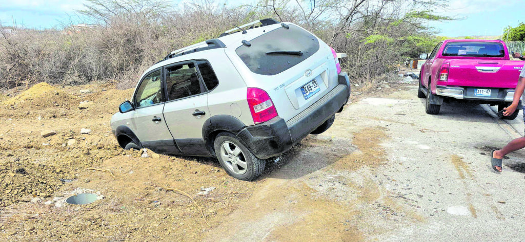 Gestolen SUV belandt in bouwput op Kaminda George Willems in Willemstad (Picture by: extra.cw)