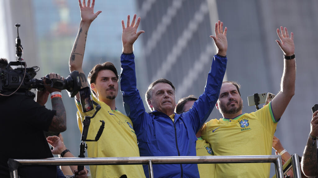 'Gokken op een nationaal merk': Bolsonaro-zonen Carlos en Jair Renan dingen naar macht in Zuid-Brazilië (Picture by: s.france24.com)