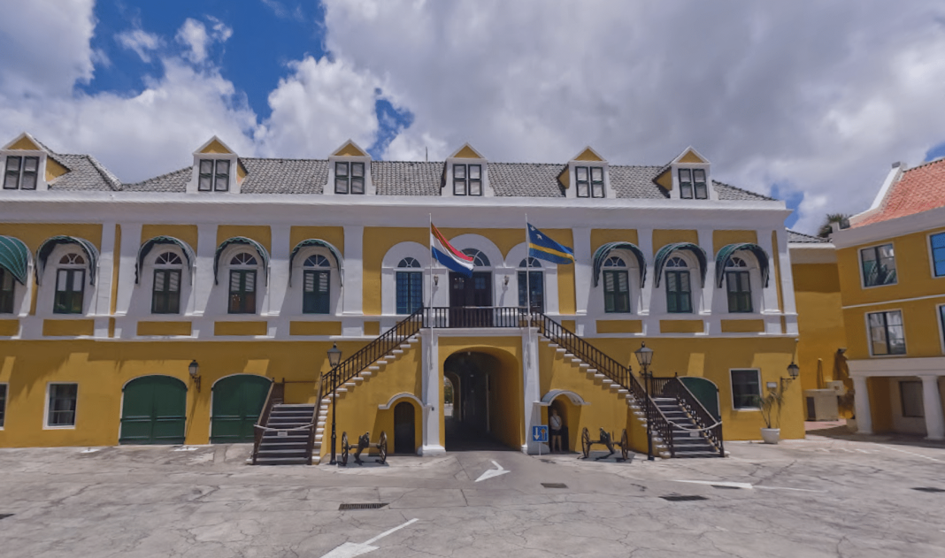 Gouverneur De Kort bespreekt rol media in rechtsstaat met Curaçaose journalisten (Picture by: nu.cw)