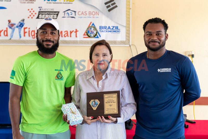 Grand Master Marilu de Veer gehuldigd bij Taekwondo Cup (Picture by: masnoticia.com)