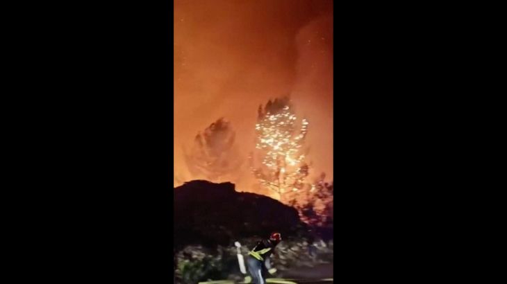 Bosbrand op Kroatisch eiland Brač: noodalert afgegeven Grote bosbrand woedt op Kroatisch Dalmatisch kusteiland Brač (Picture by: aljazeera.com)