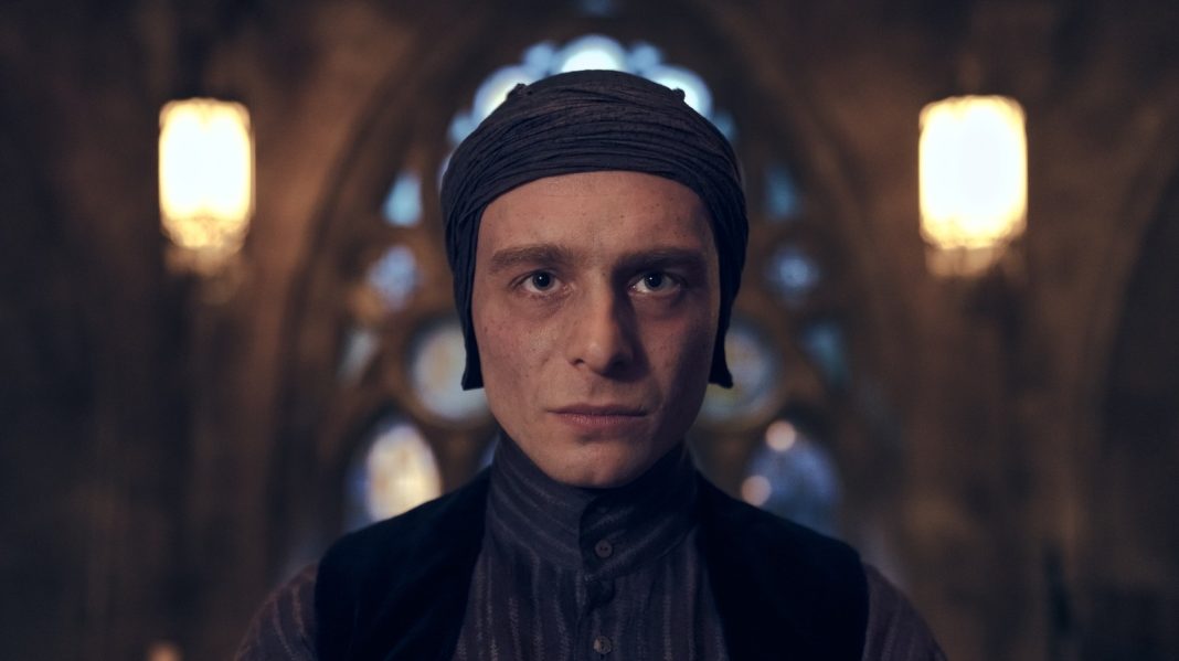 Harry Potter HBO: Luke Thallon als Professor Quirrell Harry Potter HBO-serie: eerste blik op Luke Thallon als Professor Quirrell (Picture by: slashfilm.com)