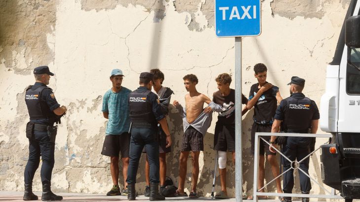 Hoe duizenden gestrand migranten in Ceuta overleven (Picture by: aljazeera.com)
