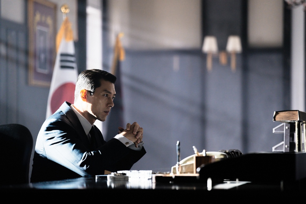 Made in Korea seizoen 2: Hyun Bin vs Woo Do-hwan Hyun Bin en Woo Do-hwan staan tegenover elkaar in 'Made in Korea' seizoen 2 op Hulu en Disney+ (Picture by: variety.com)