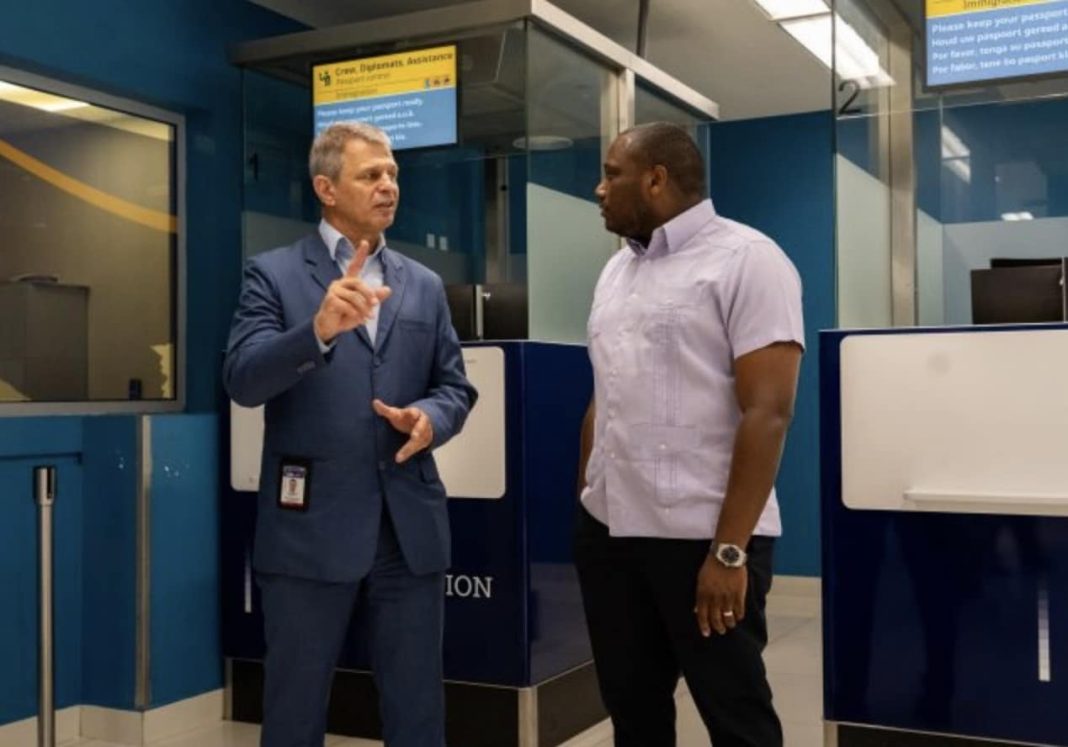 Immigratiedienst Curaçao Airport neemt nieuwe balies in gebruik als deel van bredere modernisering (Picture by: nu.cw)