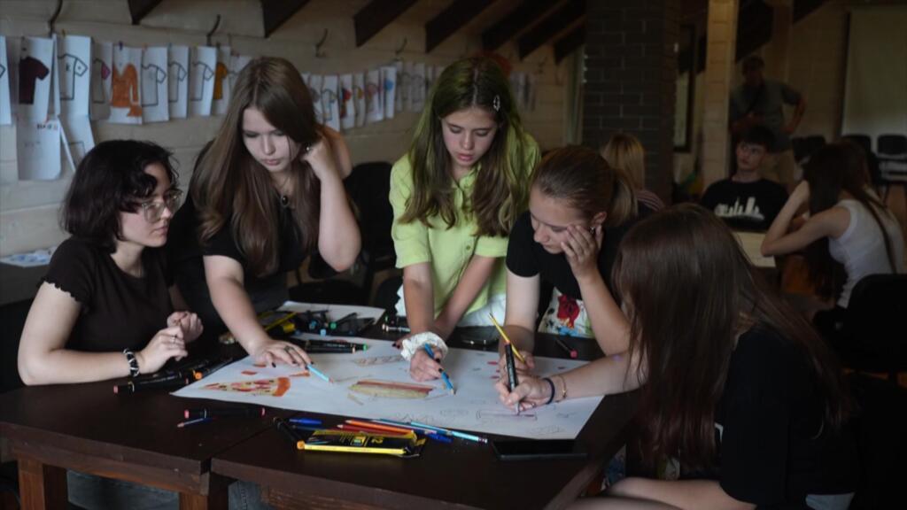 Oekraïense tieners verwerken oorlogstrauma op zomerkamp In Oekraïne proberen tieners oorlogstrauma te verwerken op zomerkamp (Picture by: s.france24.com)