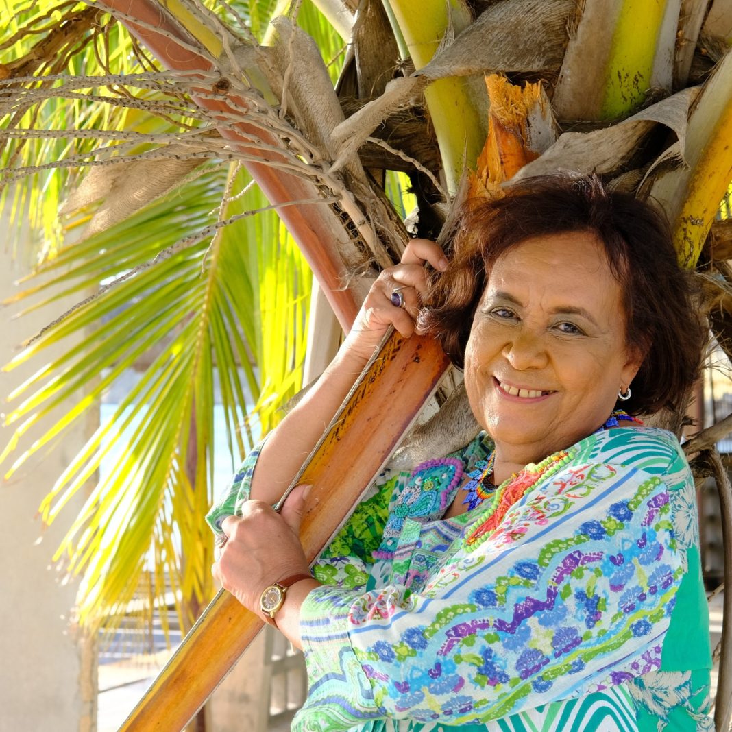 Ini Statia presenteert meertalige dichtbundel 'Aan de rand van mijn eiland' op Curaçao (Picture by: paradisefm.cw)