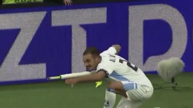 Israëlische voetballer van het veld gestuurd na vieren met nep-geweer (Picture by: aljazeera.com)
