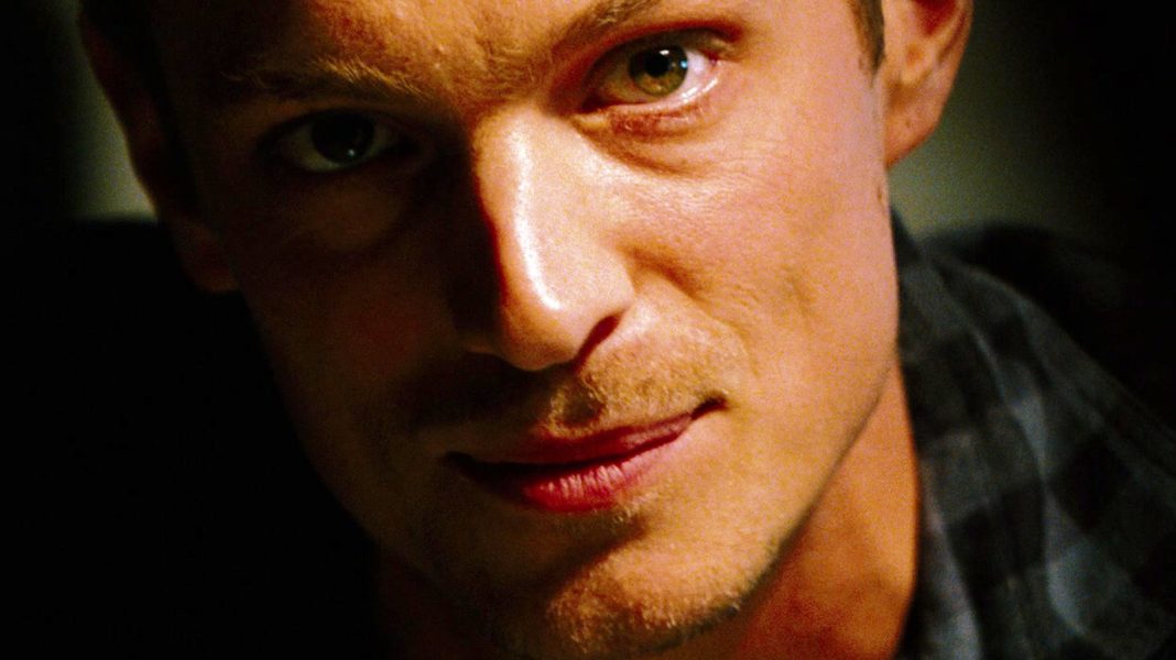 Joel Kinnaman in Safe House met Denzel Washington Joel Kinnaman had een kleine rol in de vergeten actiethriller Safe House met Denzel Washington (Picture by: slashfilm.com)