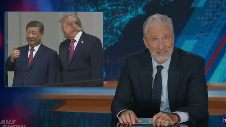 Jon Stewart hekelt Trumps ontmoeting met Chinese president: 'Hoe blijft Amerika überhaupt op de kaart?' (Picture by: variety.com)
