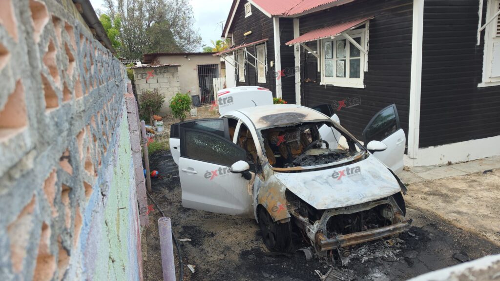 Kia Rio uitgebrand in Willemstadse wijk Kwartier (Picture by: extra.cw)