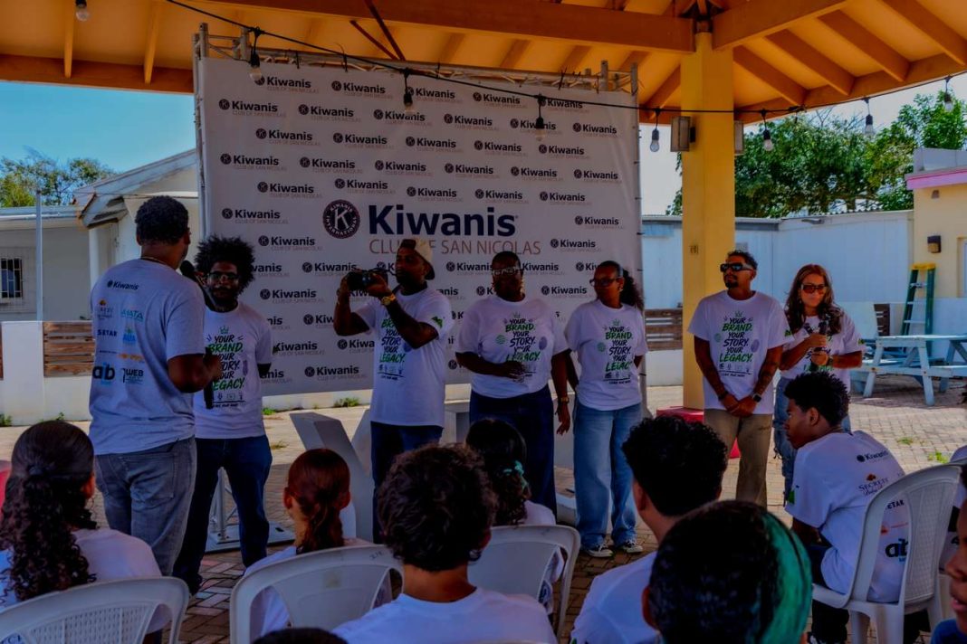 Kiwanis Club San Nicolas leert jongeren digitale vaardigheden (Picture by: 24ora.com)