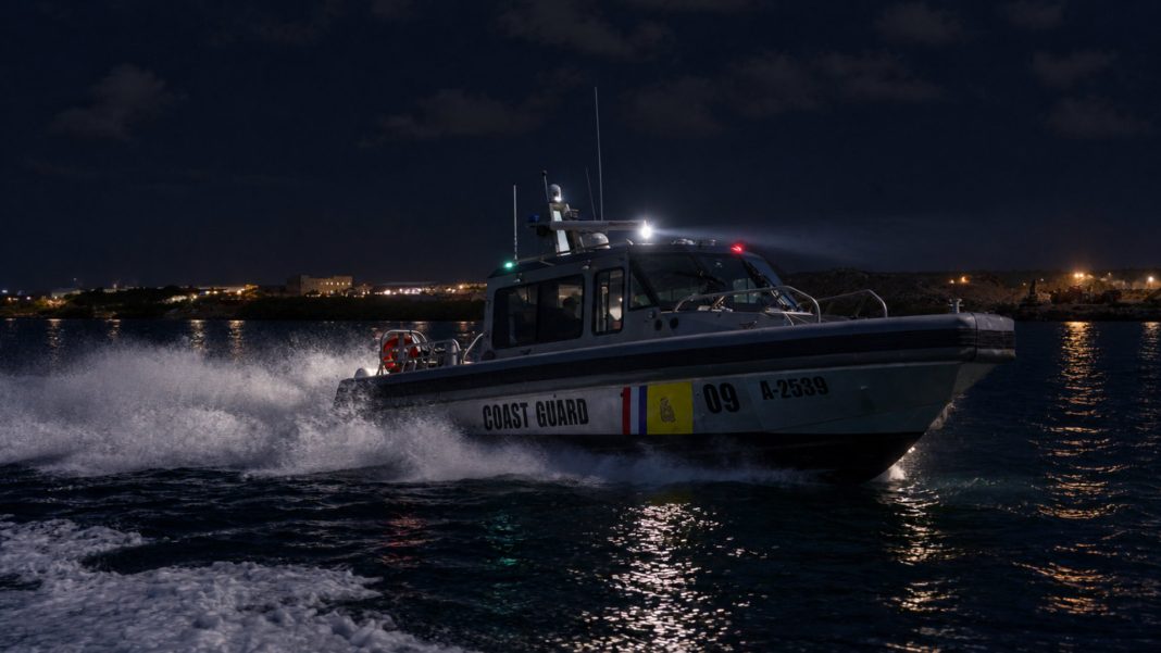 Kustwacht houdt verdachte aan bij raffinaderij Aruba (Picture by: pubble.cloud)