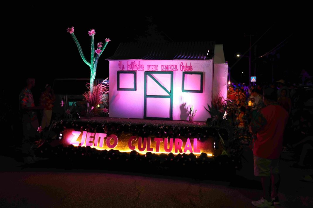 Lantaarnparade in wijk Brazil trekt twaalf groepen en acht bands (Picture by: 24ora.com)
