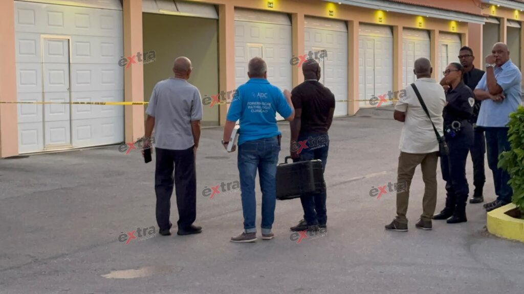 Man dood aangetroffen in bloed in appartement Klein Zuurzak; vrouw gevlucht (Picture by: extra.cw)