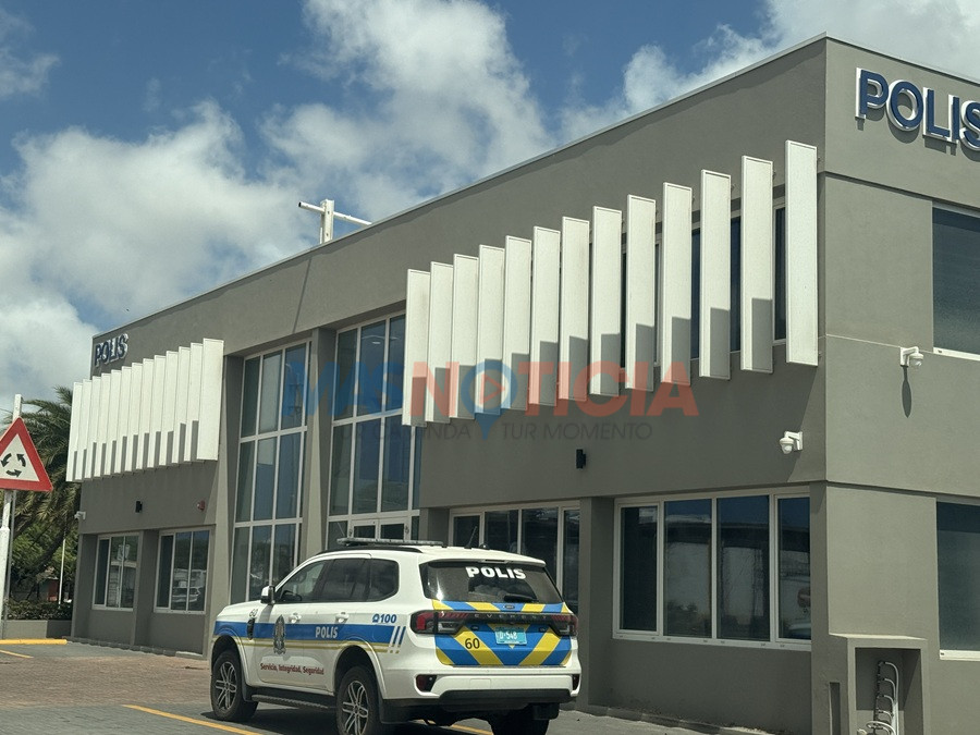 Man met mogelijk hartaanval rijdt naar politiebureau Oranjestad (Picture by: masnoticia.com)