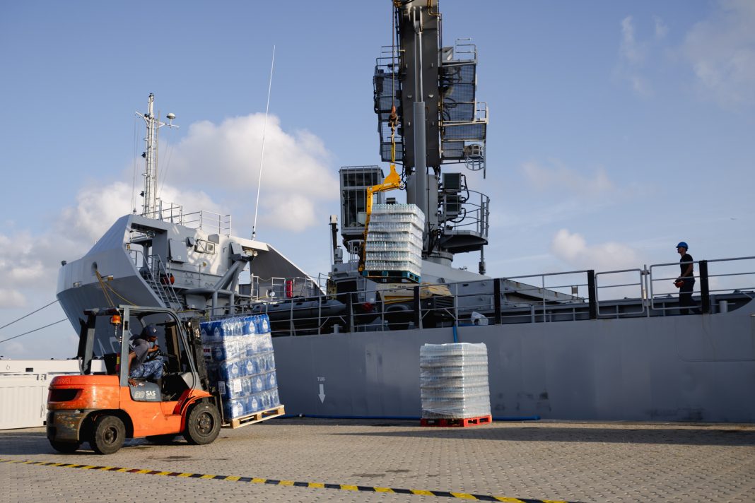 Marine stuurt 220.000 liter drinkwater naar Venezuela na zware aardbevingen (Picture by: paradisefm.cw)