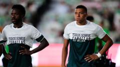 Mbappé en Vinicius verbergen steunboodschap Ceuta Mbappé, Vinicius en Konaté rollen shirt op en verbergen steunboodschap voor Ceuta (Picture by: ichef.bbci.co.uk)