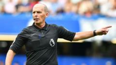 Mike Dean speelde spelletjes tijdens wedstrijden Mike Dean: 'Ik speelde spelletjes tijdens Premier League-wedstrijden voor de lol' (Picture by: ichef.bbci.co.uk)