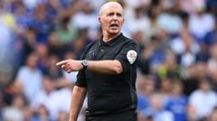 Mike Dean zegt altijd de regels te hebben toegepast – maar speelde hij echt spelletjes tijdens wedstrijden? (Picture by: ichef.bbci.co.uk)